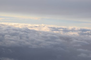 Beyaz bulutlar, uçaktan görüş.
