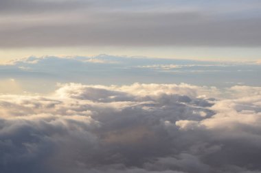 Beyaz bulutlar, uçaktan görüş.