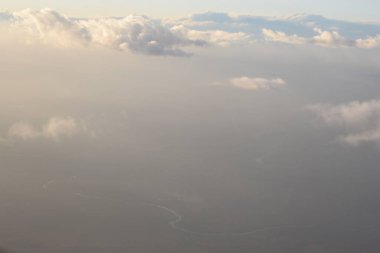 Beyaz bulutlar, uçaktan görüş.