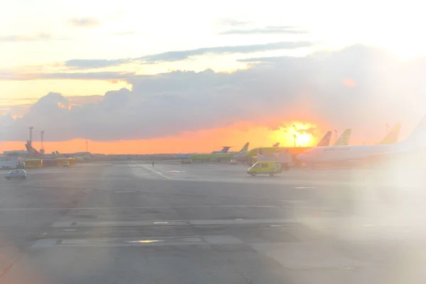 Flugzeuge Flughafen Bei Sonnenuntergang — Stockfoto