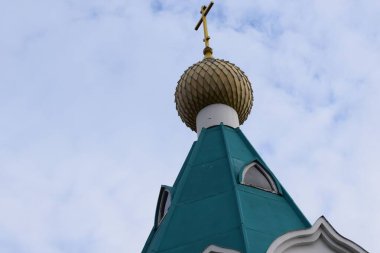Kilisenin kubbesinde çapraz