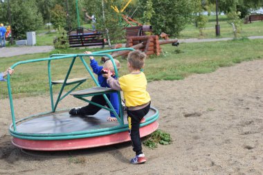 Çocuk oyun bahçesinde, çocuklar