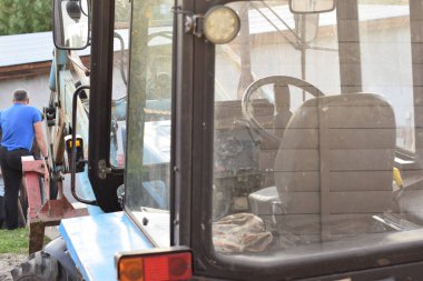 Traktör taksi, traktör şoförü taksisi.