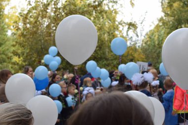 Okul bahçesindeki öğrenciler