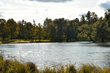 Sonbaharda parkta göl