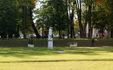 Antik Yunan tanrısının parkında heykel