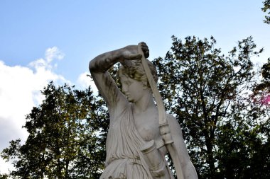 Antik Yunan tanrısının parkında heykel
