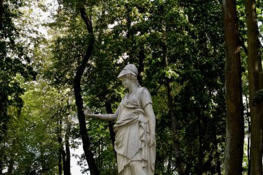 Antik Yunan tanrısının parkında heykel