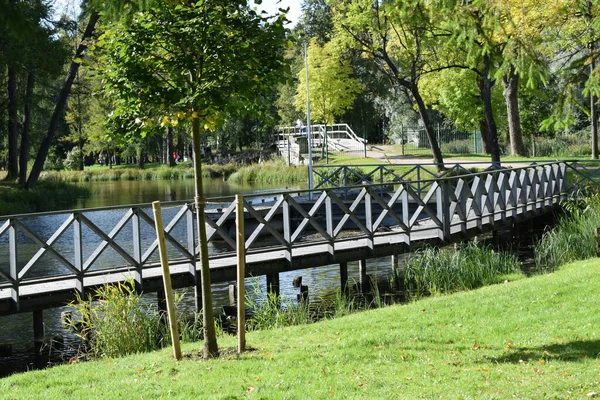 公园内的运河大桥 — 图库照片