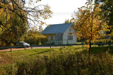 Sonbahar parkındaki ev.