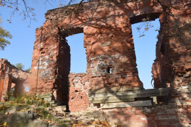 Parktaki terk edilmiş bir binanın kalıntıları.