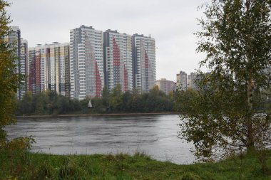 Nehirde yüksek binalar 