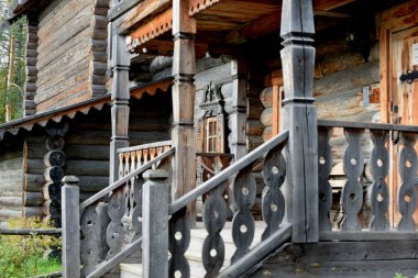 Ahşap binalar, kırsal alanlar, köydeki çiftlikler.