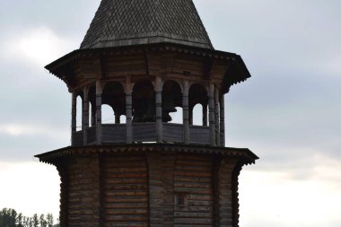 Ahşap binalar, kırsal alanlar, köydeki çiftlikler.