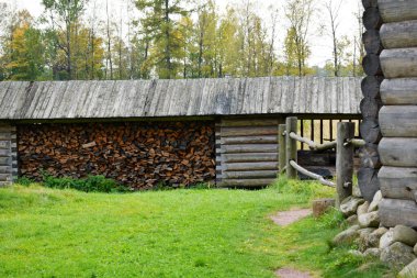 Ahşap binalar, kırsal alanlar, köydeki çiftlikler.