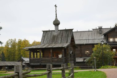 Kilise, ahşap binalar, kırsal alanlar, köydeki çiftlikler.