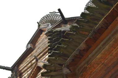 Kilise, ahşap binalar, kırsal alanlar, köydeki çiftlikler.