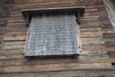 Ahşap binalar, kırsal alanlar, köydeki çiftlikler.