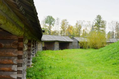 Ahşap binalar, kırsal alanlar, köydeki çiftlikler.