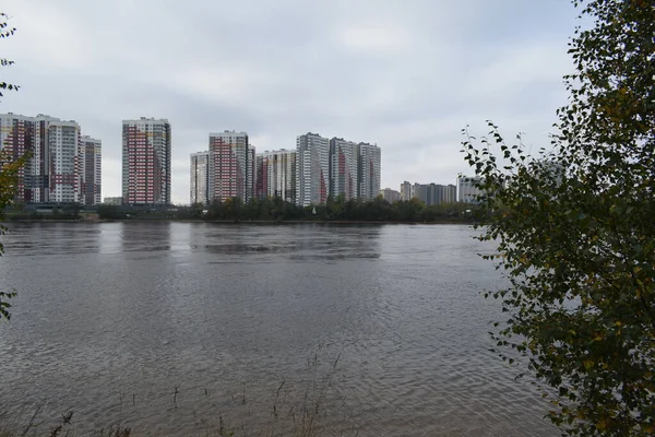 High Rise Buildings River Bank — Stock Photo, Image