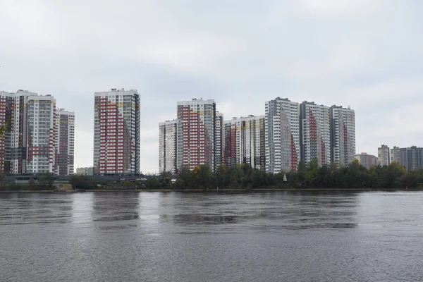 Hochhäuser Ufer Des Flusses — Stockfoto