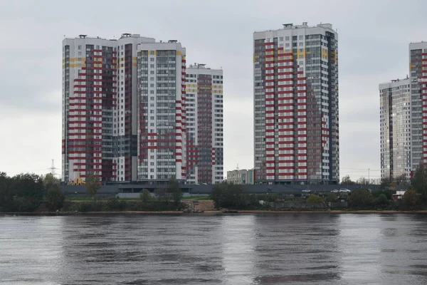 High Rise Buildings River Bank — Stock Photo, Image