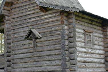 Eski ahşap kilise, tarihi bir anıt.