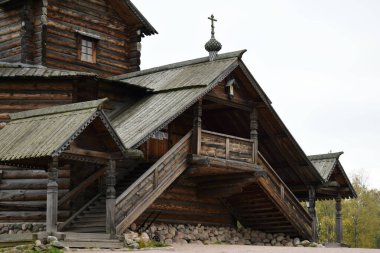 Eski ahşap kilise, tarihi bir anıt.