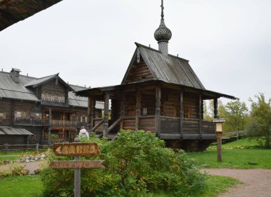 Eski ahşap kilise, tarihi bir anıt.