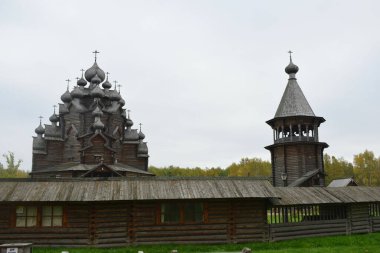 Eski ahşap kilise, tarihi bir anıt.