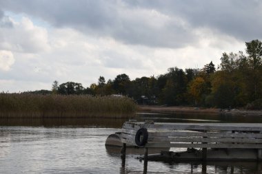 Sahil sazlıklarla kaplanmış.