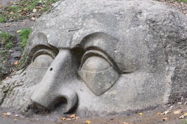 Taş kafa, yok edilmiş heykel, tarihi yer, tarihin gizemi.