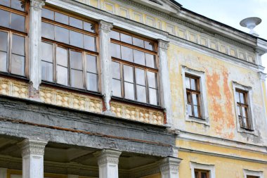 Tarihi bir binanın ön cephesinin ayrıntıları