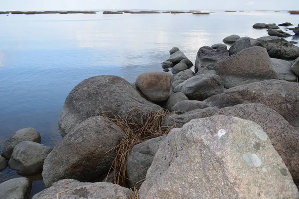 海岸にある海の岩は — ストック写真