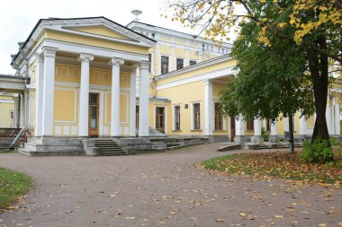 Park 'taki saray, yürümek için bir yer.