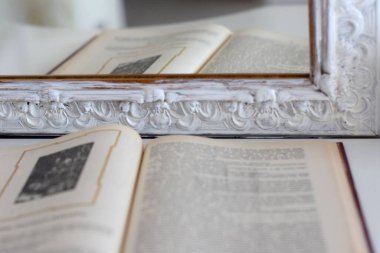 Aynadan yansıyan kitap.