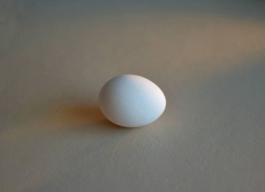 Sabahın köründe masanın üstünde yumurta