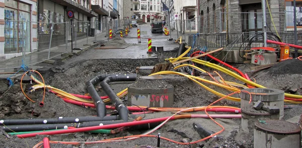 Reparación de comunicaciones en la ciudad. Tubos y cables . — Foto de Stock