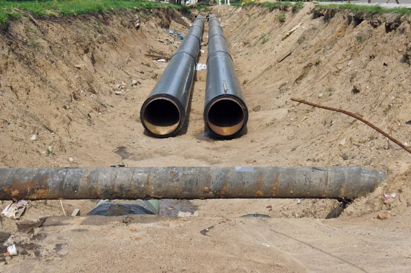 İnşaatı işi. İşçiler. Boru döşeme. İletişim tamiri.