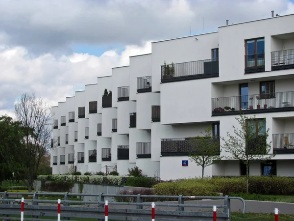 Warszawa, Polen. den 22 april 2019. Modern, lyxig lägenhet, byggnad i Warszawa Goclaw — Stockfoto