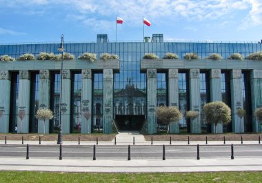 21 Nisan 2019, Varşova, Polonya. Varşova şehrinde Polonya Cumhuriyeti binası Yüksek Mahkemesi binası.