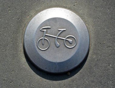 Bisiklet pistinde bisiklet piktogramı. Trafik, nesne.