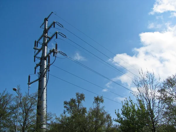 Power line-ondersteuning, hoogspanning, isolatoren en draden — Stockfoto