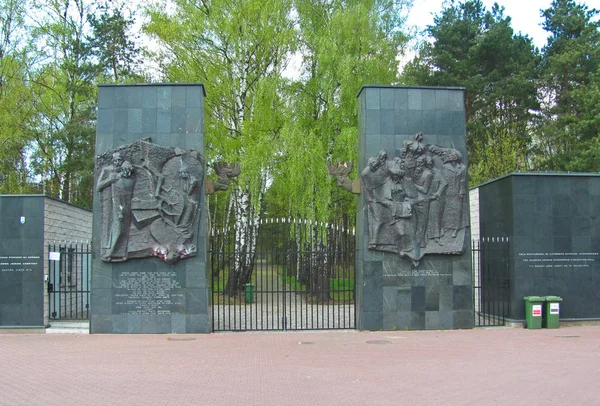 Входные ворота, Варшавское еврейское кладбище - одно из крупнейших еврейских кладбищ в Европе, Варшаве, Польше — стоковое фото