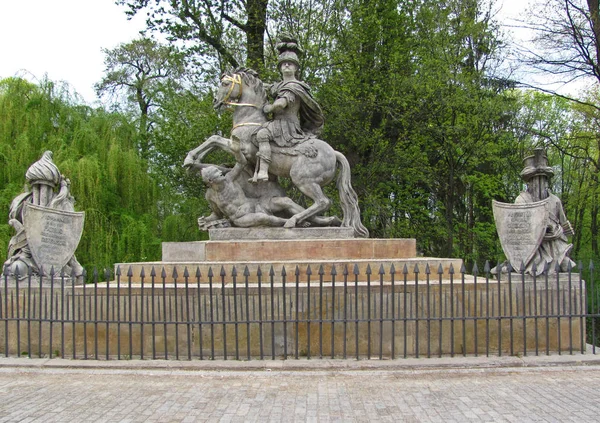 Статуя Яна Собеского в парке Лазенки. Памятник Собескому в Варшаве. Польша . — стоковое фото