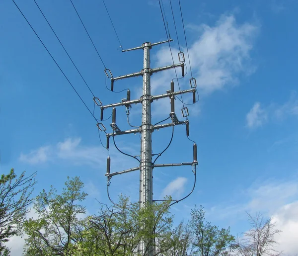 Soporte de línea de alimentación, alto voltaje, aisladores y cables — Foto de Stock