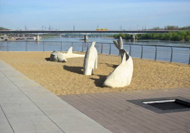 20 Nisan 2019. Varşova, Polonya. Varşova Vistula bulvarı, Polonya. Balık figürleri