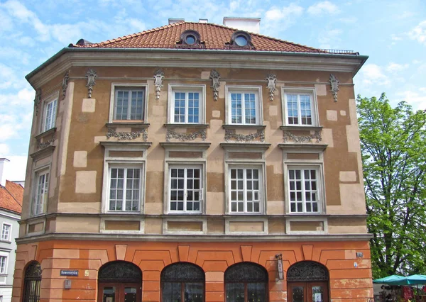 Oude stad, mooi kleurrijk gebouw in Warschau. — Stockfoto