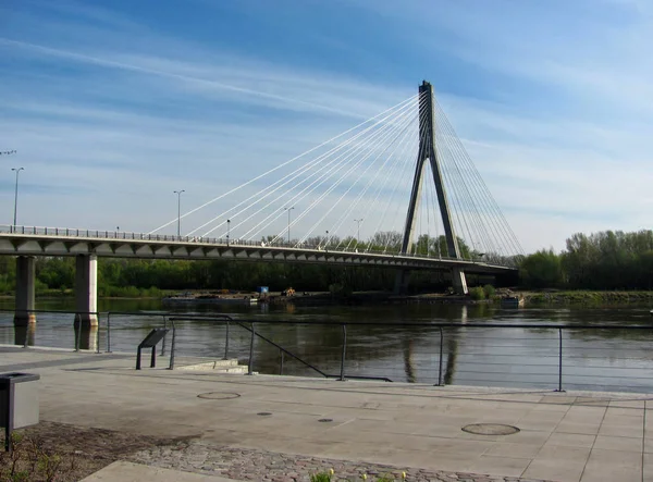 Moderní Swietokrzyski most ve Varšavě přes řeku Vislu, Polsko. — Stock fotografie