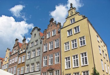 Eski konut ların cephesi, pencereleri. Gdansk, Polonya.